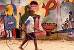 Bistanden var tiltænkt de fattigste og børn under uddannelse. Men manglende dansk kontrol med midlerne og grådighed blandt embedsfolk i Mozambique har spildt ni millioner kroner. - Arkivfoto: AP 