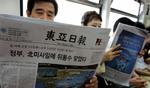 Pendlere i Sydkoreas hovedstad Seul læser nyheden om, hvordan deres nabo mod nord har testet missiler. - Foto: AP 