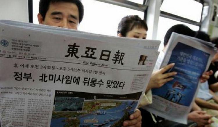 Pendlere i Sydkoreas hovedstad Seul læser nyheden om, hvordan deres nabo mod nord har testet missiler. - Foto: AP 