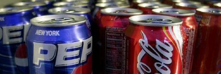 Pepsi og Coca-Cola er tætte konkurrenter - men derfor kan man vel godt hjælpe hinanden, mener Pepsi. - Foto: AP 