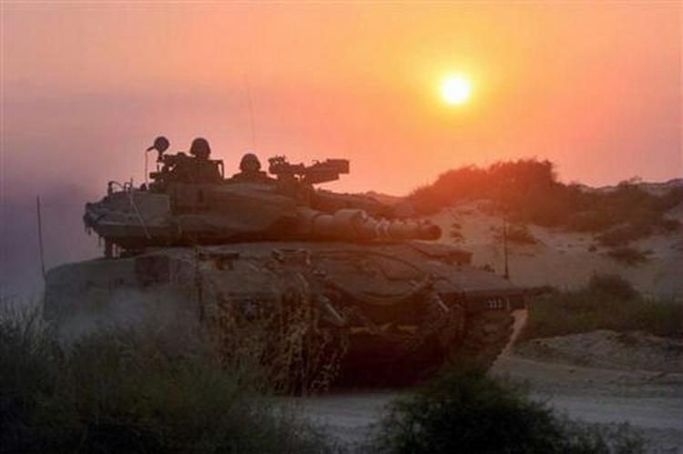 Israel bruger kampvogne og bulldozere i fremrykningen. - Foto: AP 