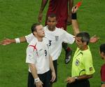 Horacio Elizondo i aktion i opgøret mellem England og Portugal. - Foto: AP. 