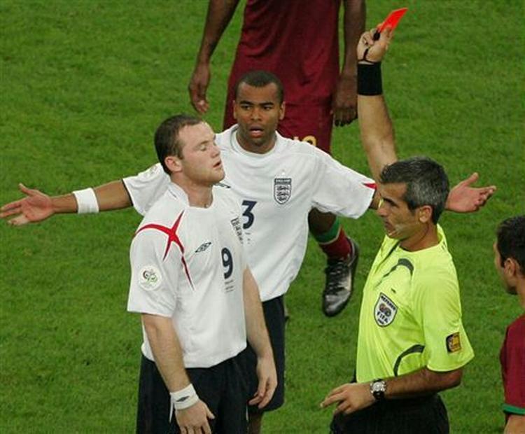 Horacio Elizondo i aktion i opgøret mellem England og Portugal. - Foto: AP. 