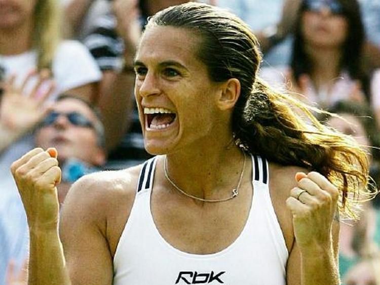 Den stærke franske tennis-kvinde, Amelie Mauresmo, var lykkelig, da hun havde vundet semifinalen i wimbledon. - Foto: AP 