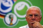 Den tyske fodbold-kejser Franz Beckenbauer kommer med kraftig kritik af spillernes skuespil på banen - og spillernes appeller til dommerne om at uddele flere kort. - Foto: AP 