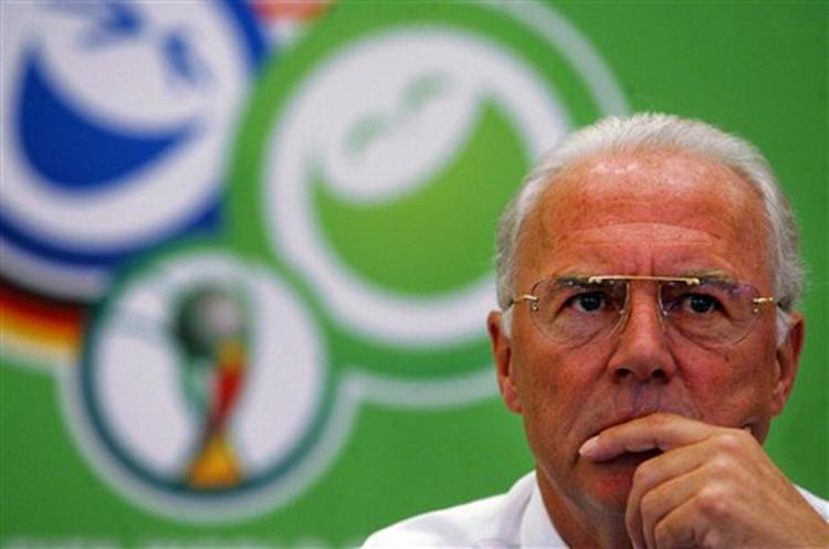 Den tyske fodbold-kejser Franz Beckenbauer kommer med kraftig kritik af spillernes skuespil på banen - og spillernes appeller til dommerne om at uddele flere kort. - Foto: AP 
