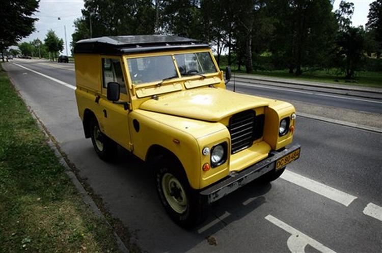 Denne gule Land Rover har i en periode været sat til salg på Strandvejen i Gentofte. Det er dog en ulovlig salgsmetode. Foto: Jens Dresling 