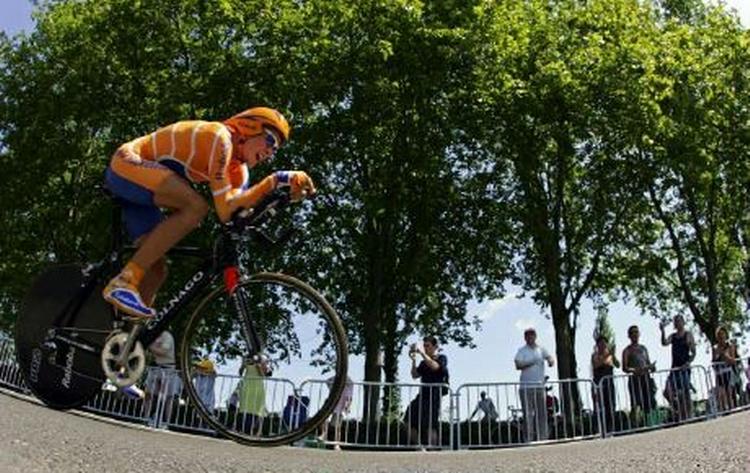 Michael Rasmussen ses her på prologen. Lørdag skal bjergrytteren igen ud i kamp mod tiden på en enkeltstart. - Foto: AP 