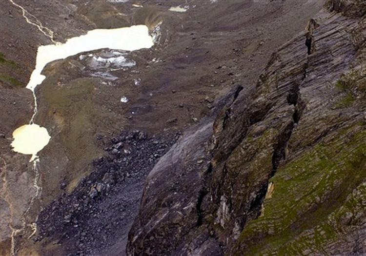 Et kæmpe stykke af Berneralperne truer med at rive sig løs - Foto: AP 