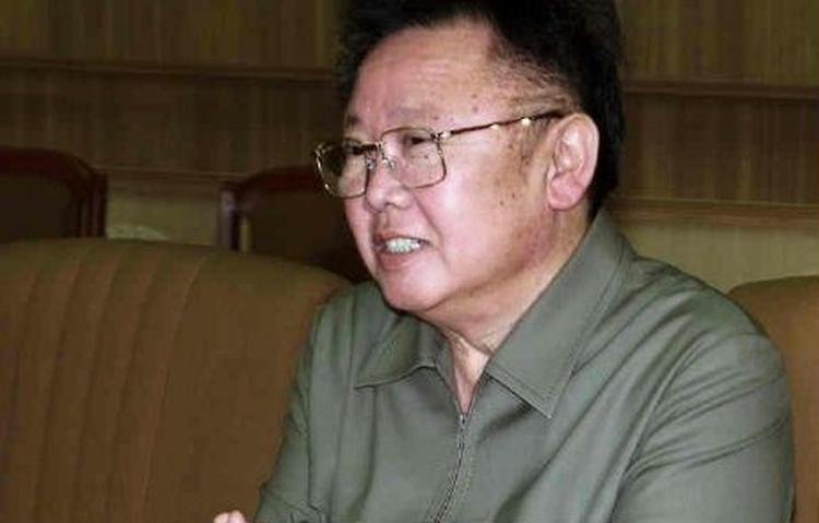 Nordkoreas leder Kim Jong-Il advarer mod en total krig, efter at landet onsdag affyrede testmissiler - Foto: AP 