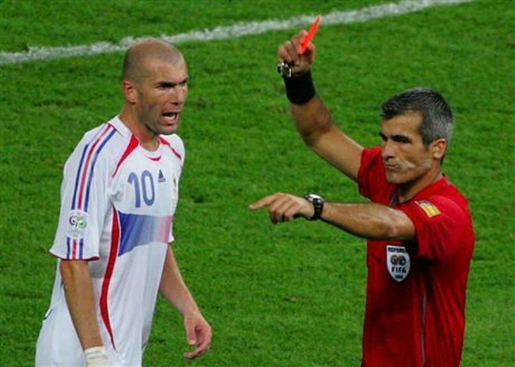 Dommer Horacio Elizondo præsenterer Zidane for det røde kort i en forlængede spilletid. - Foto: AP 