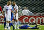 Franske Zinedine Zidane har strakt Marco Materazzi til jorden med en skalle. Det franske hold angriber nu den italienske forsvarer. - Foto: AP 