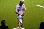 Frankrigs Zinedine Zidane er vist ud af VM-finalen og passerer det trofæ, Frankrig ikke vandt. Til gengæld blev franskmanden valgt til turneringens bedste spiller. - Foto: AP 
