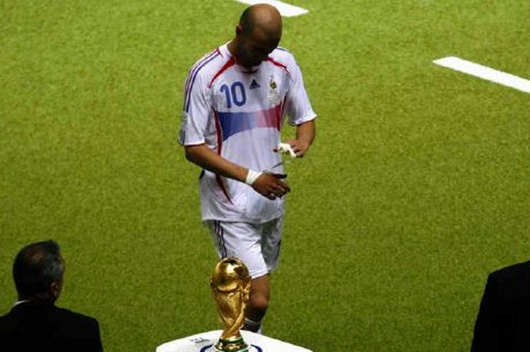 Frankrigs Zinedine Zidane er vist ud af VM-finalen og passerer det trofæ, Frankrig ikke vandt. Til gengæld blev franskmanden valgt til turneringens bedste spiller. - Foto: AP 