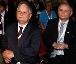 Jaroslaw og Lech Kaczynskis er præsident og ministerpræsident i Polen. - Foto: AP 