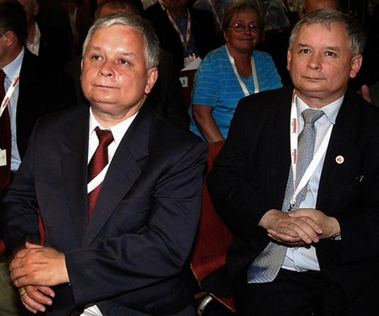 Jaroslaw og Lech Kaczynskis er præsident og ministerpræsident i Polen. - Foto: AP 