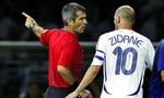 Den argentinske dommer Horacio Elizondo gav helt efter reglerne den franske stjerne Zinedine Zidane det røde kort i franskmandens sidste kamp på landsholdet. - Foto: AP 