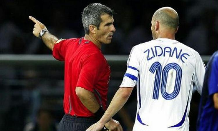 Den argentinske dommer Horacio Elizondo gav helt efter reglerne den franske stjerne Zinedine Zidane det røde kort i franskmandens sidste kamp på landsholdet. - Foto: AP 