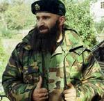 Den tjetjenske krigsherre Sjamil Basajev ses her på et foto fra Grozny i 1999. Terrorlederen er blevet dræbt af russiske styrker. - Arkivfoto: AP 