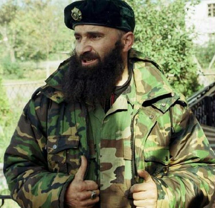 Den tjetjenske krigsherre Sjamil Basajev ses her på et foto fra Grozny i 1999. Terrorlederen er blevet dræbt af russiske styrker. - Arkivfoto: AP 