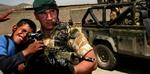 En afghansk skoleelve kigger igennem en kikkerten på en britisk soldats gevær. - Foto: AP 