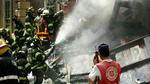 Brandmænd arbejder på stedet, hvor en bygning er kollapset i New York. - Foto: AP 