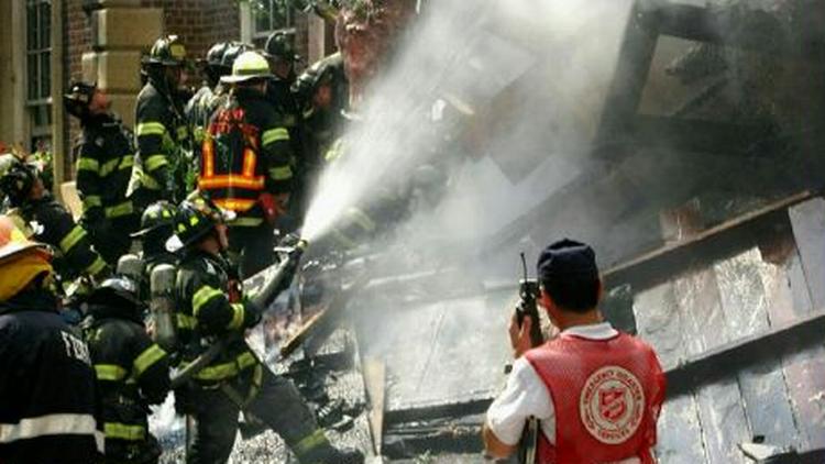 Brandmænd arbejder på stedet, hvor en bygning er kollapset i New York. - Foto: AP 