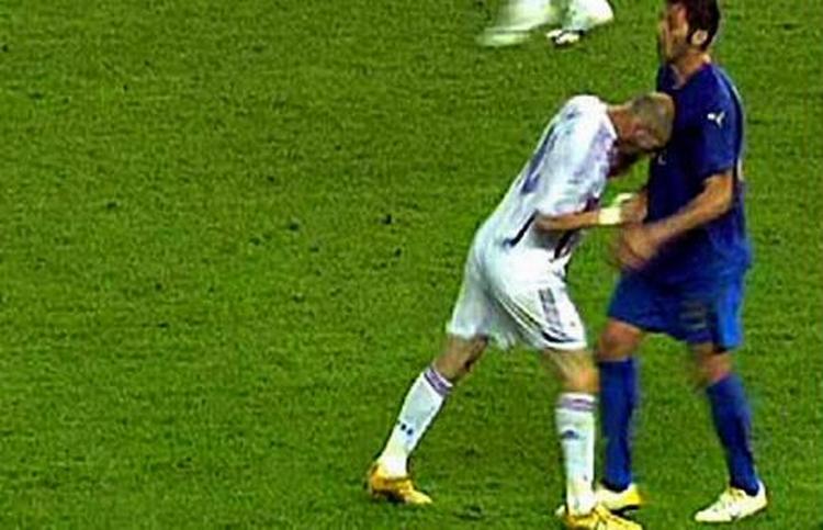 Det var tilsynesladende grove ord, der blev sagt før Zidane satte det afgørende stød på brystet af Materazzi - Foto: AP 