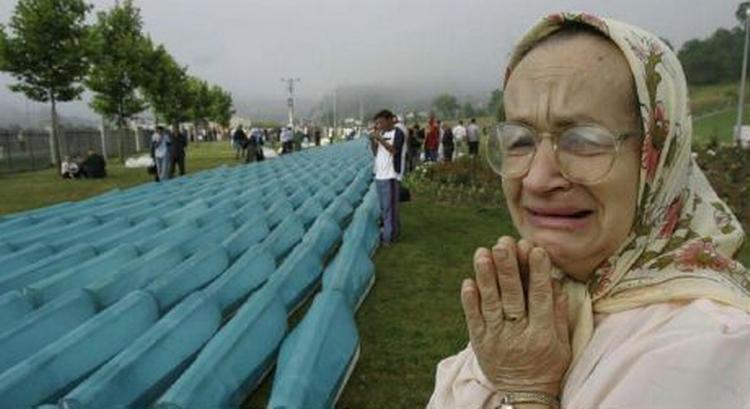 En bosnisk kvinde mindes de døde under ceremonien i Srebrenica. - Foto: AP 
