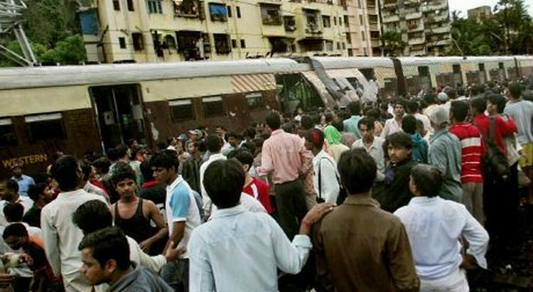 Syv eksplosioner midt i myldretiden i lokal-tog og på stationer i den vestlige del af Mumbai skabte kaos og panik. Politiet har bekræftet, at der er tale om et terrorangreb.   Foto: Reuters 