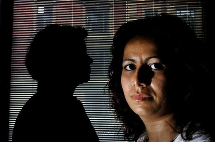 Maria (i silhuet) var i en periode nødt til at tage antidepressive piller på grund af diskrimination på arbejdet. Özlem Cekic (th.) er formand for Mangfoldighedsnetværket.   Foto: Jens Dresling 