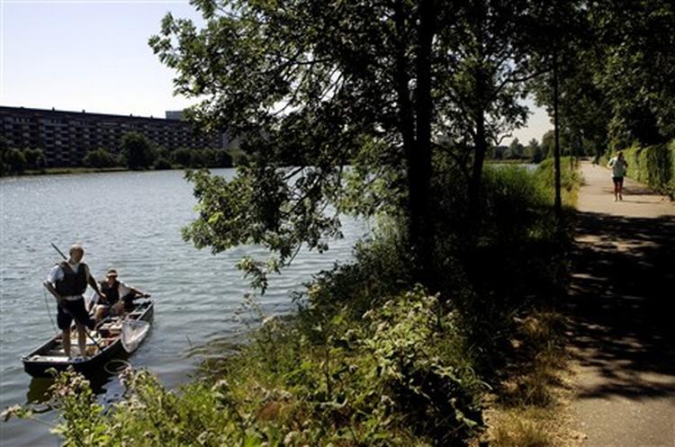 I Københavns Indre Søer har gedderne også svært ved at etablere sig. Kun i Sankt Jørgens Sø er de ved at få fodfæste. På billedet er biolog Søren Berg fra Danmarks Fiskeriundersøgelser på elektrofiskeri i Sankt Jørgens Sø.   Arkivfoto: Thomas Borberg 