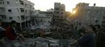 Børn i Gaza samles ved udsigten til en bygning, som blev ramt af et israelsk luftangreb tidligt onsdag morgen. - Foto: AP 