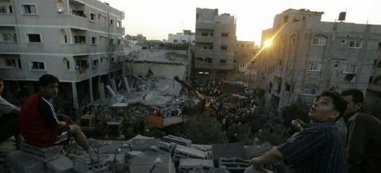 Børn i Gaza samles ved udsigten til en bygning, som blev ramt af et israelsk luftangreb tidligt onsdag morgen. - Foto: AP 