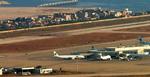 Israelske fly har også bombet en libanesisk forstad. På billedet ses et bombekrater på en landingsbane i den internationale lufthavn i beirut, som også er ramt - Foto: AP 