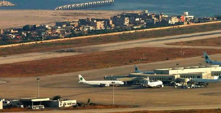 Israelske fly har også bombet en libanesisk forstad. På billedet ses et bombekrater på en landingsbane i den internationale lufthavn i beirut, som også er ramt - Foto: AP 