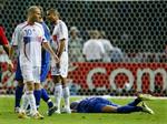 Materazzi ligger i græsset, mens Zidane må forlade VM-finalen. - Foto: AP 