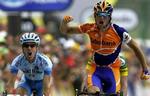 Denis Menchov kom først over stregen. Lige bag sig havde han de to amerikanere Landis og Leipheimer. - Foto: AP 