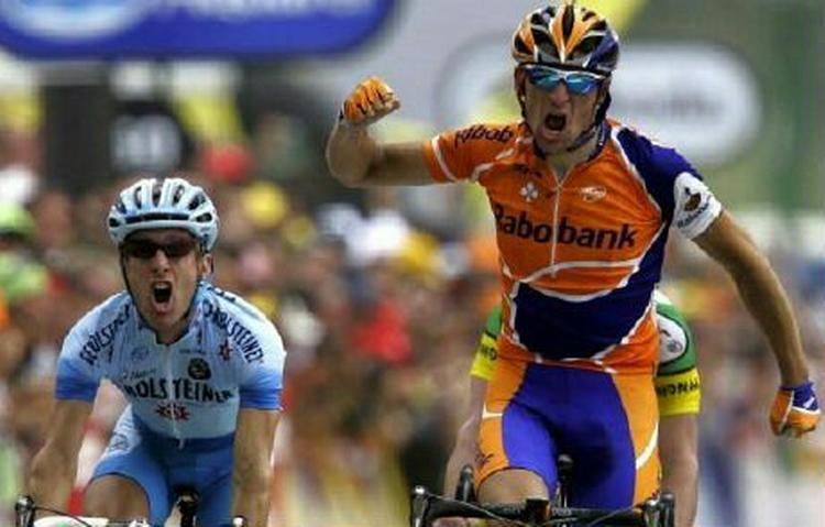 Denis Menchov kom først over stregen. Lige bag sig havde han de to amerikanere Landis og Leipheimer. - Foto: AP 