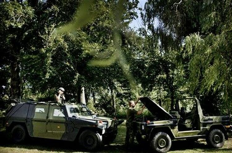 I Danmark har de soldater, der træner til at skulle til Afghanistan, kun få Eagle-køretøjer til brug for deres uddannelse. I stedet må de bruge den åbne GD er, som den til højre. - Foto: Martin Lehmann 