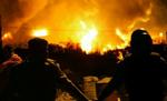 Libanesiske brandfolk kæmper med flammerne efter et israelsk angreb mod lufthavnen. - Foto: AP 