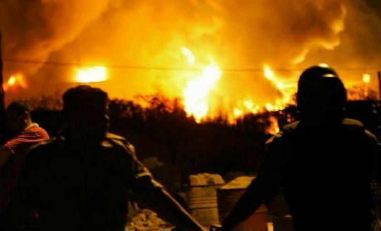 Libanesiske brandfolk kæmper med flammerne efter et israelsk angreb mod lufthavnen. - Foto: AP 