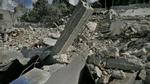 Et hus er skudt i smadder i Libanon. Tusindvis af danskere opholder sig i landet og har svært ved at komme ud. - Foto: AP 