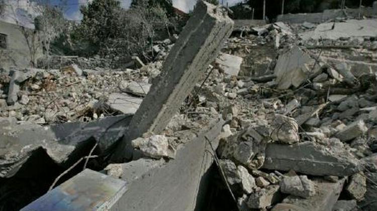 Et hus er skudt i smadder i Libanon. Tusindvis af danskere opholder sig i landet og har svært ved at komme ud. - Foto: AP 