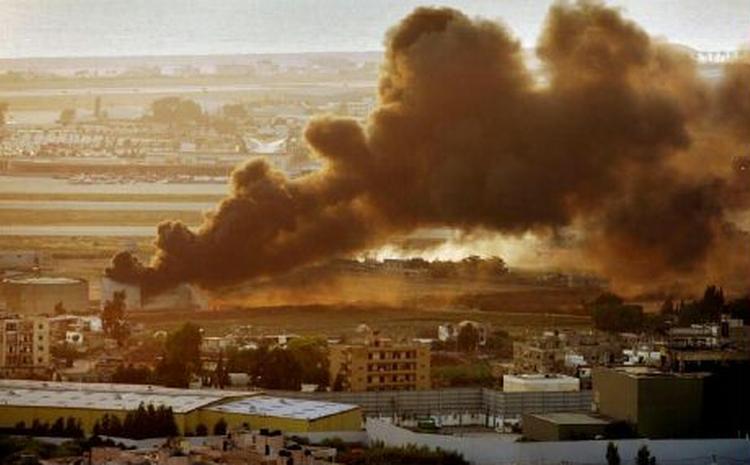 Røg vælter fortsat op fra lufthavnen i Beirut, der har været mål for flere israelske angreb. - Foto: AP 