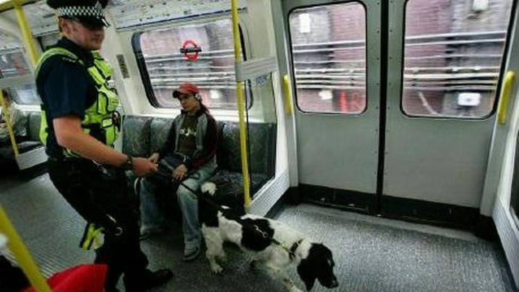 En britisk politimand med hund inspicerer metroen. - Arkivfoto: AP 
