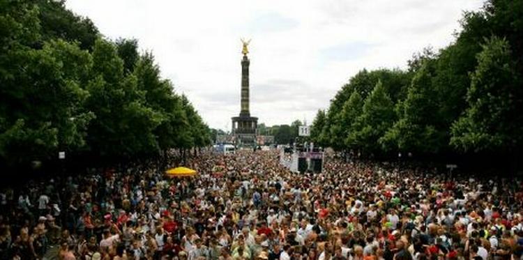 Arrangørerne vil ikke udelukke, at målet om en million besøgende rent faktisk blev nået ved årest Love Parade i Berlin. - Foto: AP 