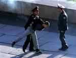 Russisk politi anholder en demonstrant under optøjer i forbindelse med G8-topmødet i Skt. Petersborg. - Foto: AP 