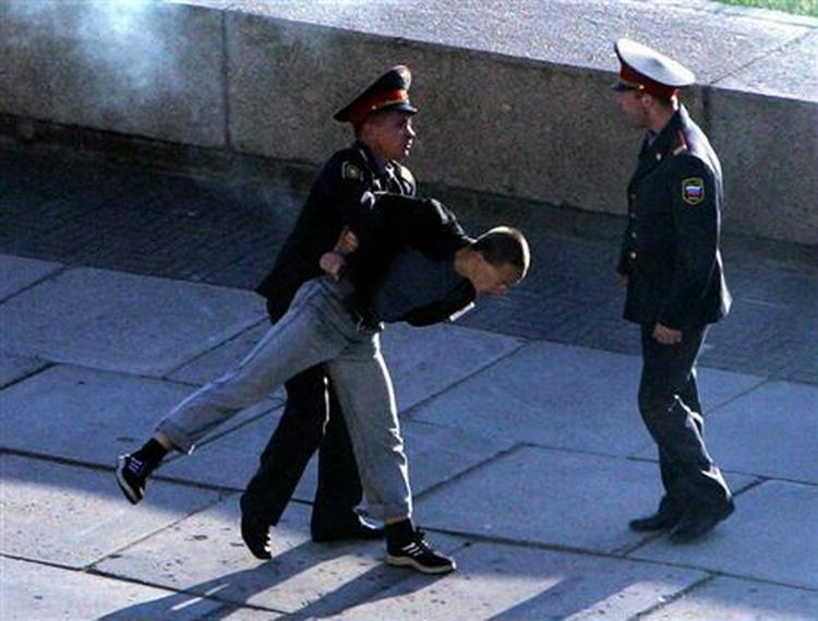 Russisk politi anholder en demonstrant under optøjer i forbindelse med G8-topmødet i Skt. Petersborg. - Foto: AP 