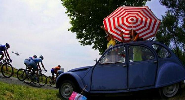 Rytterne i årets Tour de France har i de seneste dage måtte køre i temperaturer mellem 35 og 40 grader. - Foto: AP 